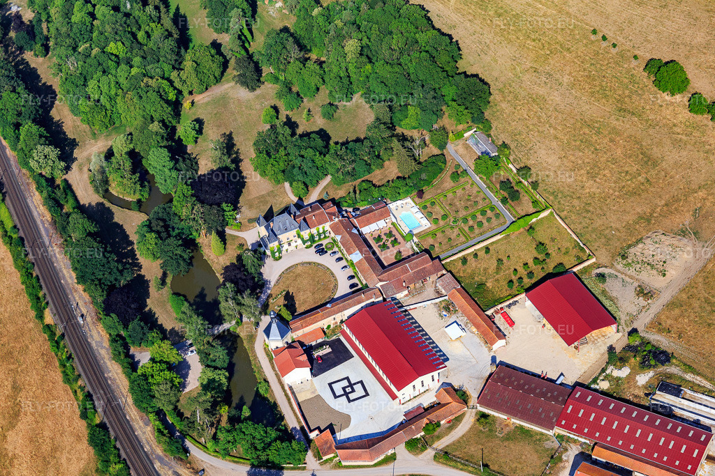 Vue aérienne: Château d'Adomenil à Rehainviller dans le département Meurthe et Moselle, France – .Photo: IMG_083159.jpg prise le 11/07/2015 par Werner Riehm/FLY-FOTO.eu – Résolution de l'original: 5472 x 3648 px – Château d'Adomenil Luneville | Hôtel luxe Lorraine