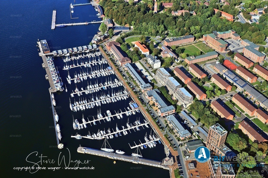 Luftbild Flensburg Sonwik Marina - Die Marina ist Teil eines attraktiven maritimen Dorfes mit Wohnen, Arbeiten und gastronomischen Angeboten | Die Marina ist Teil eines attraktiven maritimen Dorfes mit Wohnen, Arbeiten und gastronomischen Angeboten, das durch eine grüne öffentliche Promenade mit der Flensburger Altstadt verbunden ist. In den Sommermonaten besteht eine Fährverbindung zur Innenstadt und zur Solitüde. Die Liegeplätze werden vom Hafenmeister angewiesen, und Gastlieger finden in der Regel Liegemöglichkeiten auf freien Plätzen. Die Liegeplatzkosten variieren je nach Bootslänge, beginnend bei 10 € für Boote bis 8 Meter Länge.