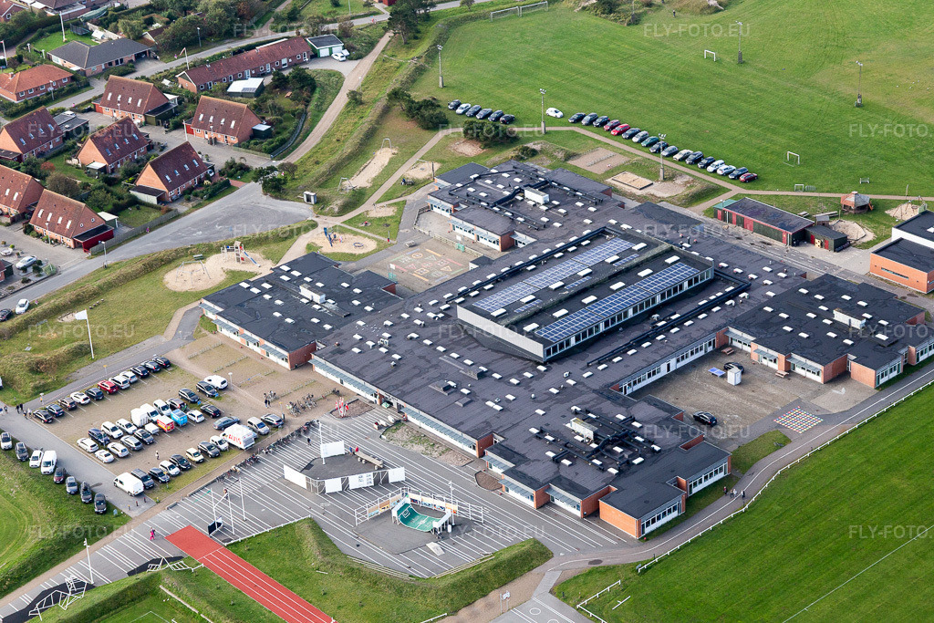 Vue aérienne: École et bibliothèque à le quartier Nordby in Fanø dans le département Syddanmark, Danemark. Photo: IMG_118563.jpg prise le 21/09/2019 par Werner Riehm/FLY-FOTO.eu – Résolution de l'original: 5472 x 3648 px