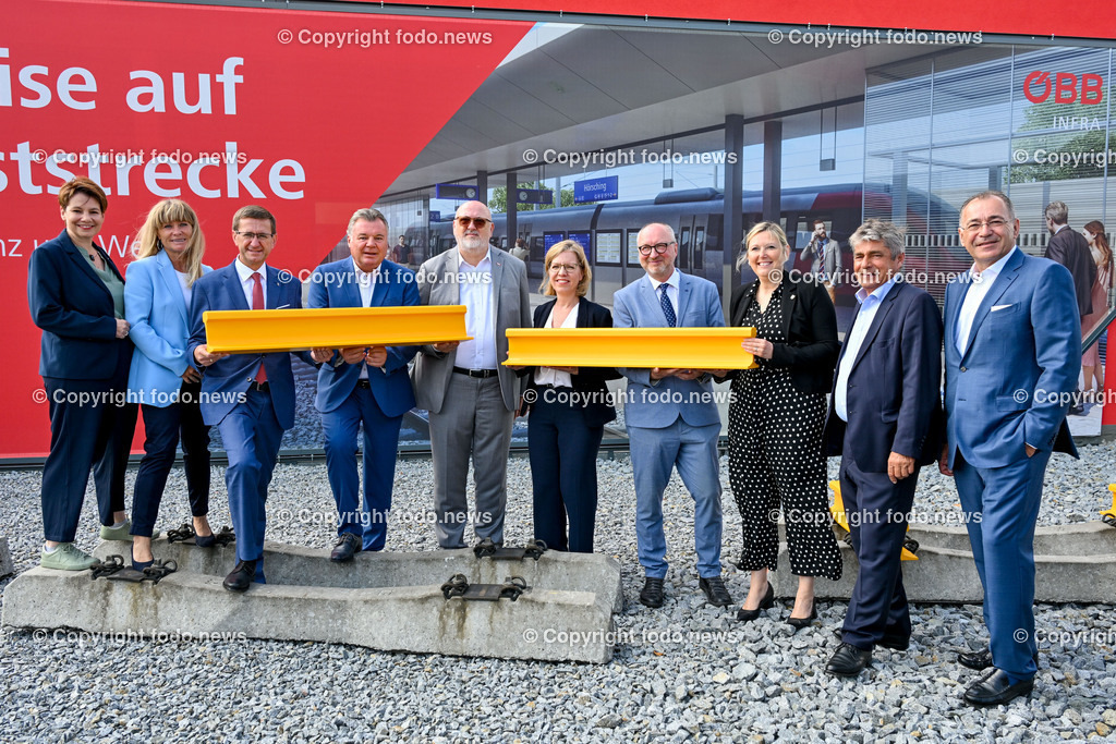 Festakt_ OeBB Gleisausbau_ Baustart_ 01.07.2024-63 | 01.07.2024, Hoersching, AUT, Festakt OeBB-anlaesslich des 4-gleisigen Ausbau des Abschnitt Linz - Marchtrenk, im Bild Dagmar Engl (Die Gruenen, LAbg.), Heidi Strauss (SP, LAbg.), LR Markus Achleitner (VP), LR Guenther Steinkellner (FP), Andreas Mattae (Vorstandvorsitzender der OeBB), BMin Leonore Gewessler (Die Gruenen, Klimaschutz, Umwelt, Energie, Mobilitaet, Innovation und Technologie), Wolfgang Bogensberger (Leiter der Vertretung der EU Kommission in Oesterreich), Sabine Naderer-Jelinek (SP, BgmIn, der Stadt Leonding), Herwig Mahr (FP, Klubobmann), Norbert Draskovic (Flughafen Linz)