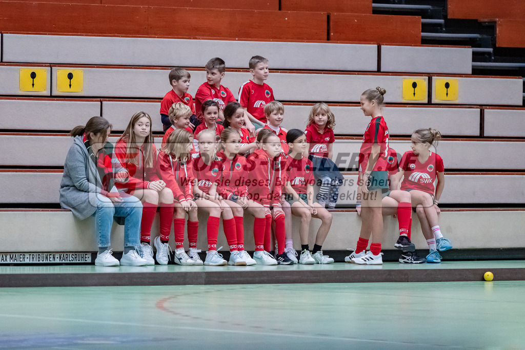 HK_20231216_107229 | 1. Bundesliga Damen Crefelder HTC - Club Raffelberg am 16.12.2023 Sporthalle Glockenspitz, Krefeld , Einlaufkinder CHTC