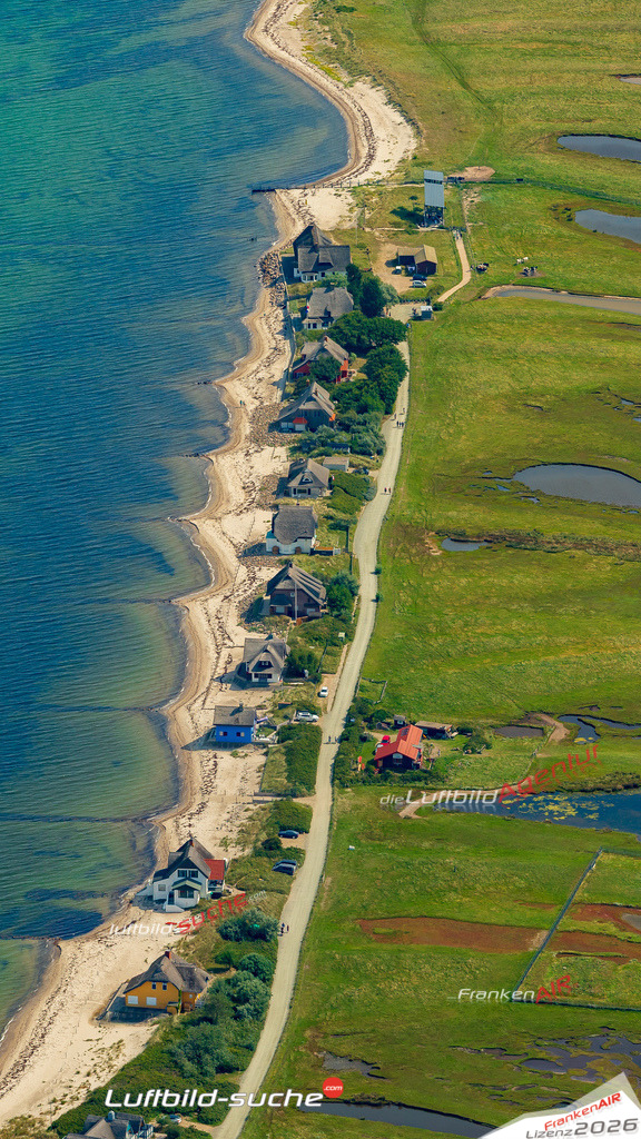 Schrägluftbild  Graswarder Strand  Heiligenhafen - Das Luftbild wurde 2025 vom UL-Flugzeug heraus erstellt (ohne Drohne- keine Drohnenaufnahme ) - Hochauflösende Luftaufnahme -Nicht vergleichbar mit Google Maps oder Satelittenbilder- Die Geschenkidee !Mit Lizenz und Bildrechte bestellbar