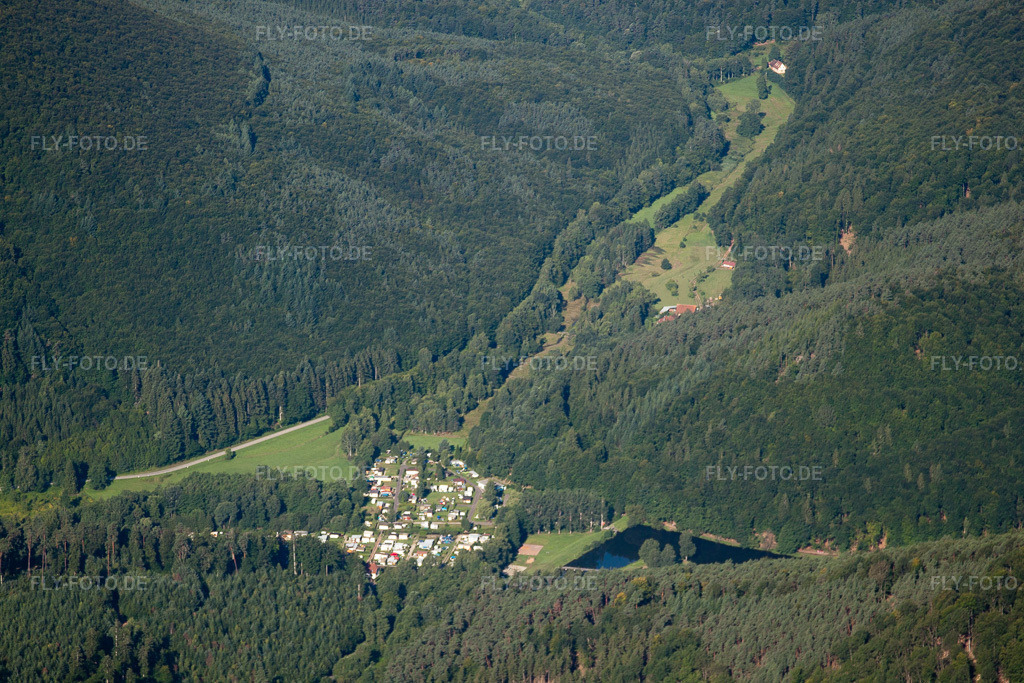 Luftbild: Lembach, Camping de l'Etang in Wingen im Bundesland Bas-Rhin in Frankreich. – Foto: IMG_31078.jpg vom 07.08.2010 durch Werner Riehm/FLY-FOTO.de – Auflösung des Originals: 4752 x 3168 px