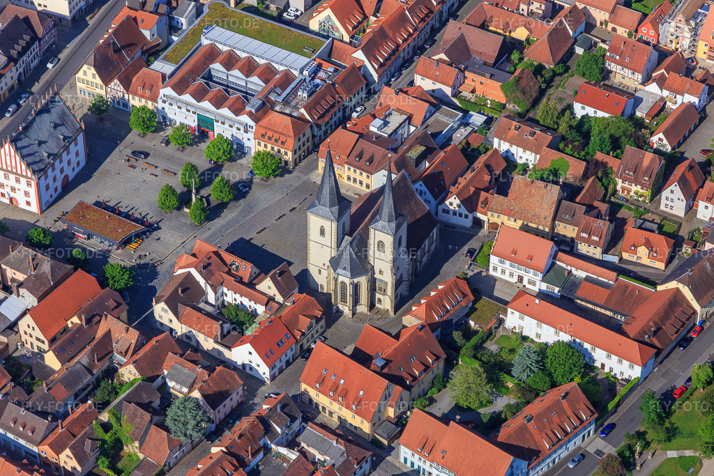 Luftbild: Pfarrkirche St. Kilian am Marktplatz mit Marktbrunnen in Haßfurt im Bundesland Bayern in Deutschland. – Foto: IMG_099900.jpg vom 25.05.2017 durch Werner Riehm/FLY-FOTO.de – Auflösung des Originals: 5472 x 3648 px – Pfarrei St. Kilian Haßfurt | Nachrichten, Informationen und Termine der kath. Pfarrei St. Kilian Haßfurt