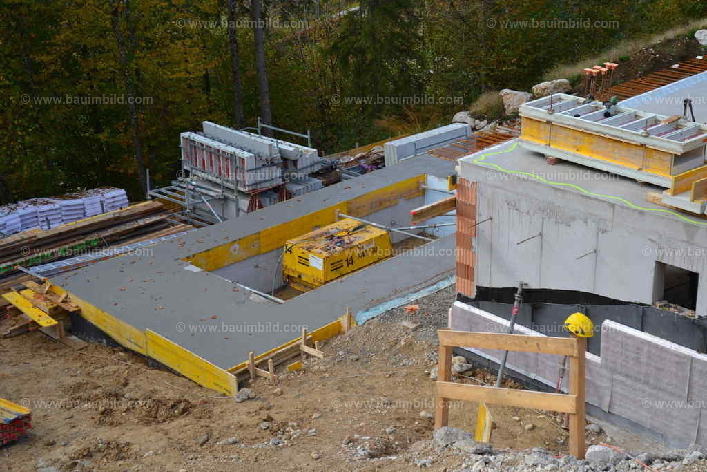 Betonkeller und Betonpool | Betonierter Keller und Pool in Hanglage