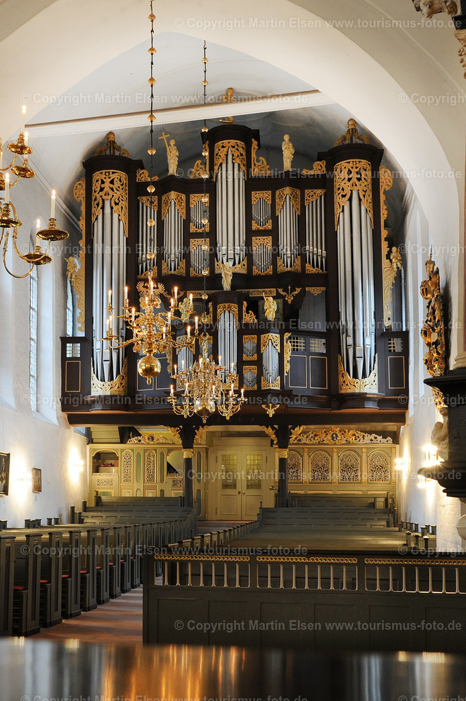 Stade Cosmea Kirche_ELS_7825aa | Stade - Aufnahmedatum: 11.02.2012, Aufnahmehoehe:  m, Koordinaten:  - , Bildgroesse: 2832 x  4256 Pixel - Copyright 2012 by Martin Elsen, Kontakt: Tel.: +49 157 74581206, E-Mail: info@schoenes-foto.deSchlagwoerter:Cosmae Kirche,Glaube ,Liebe Hoffnung,Orgel,Altar, - Realisiert mit Pictrs.com