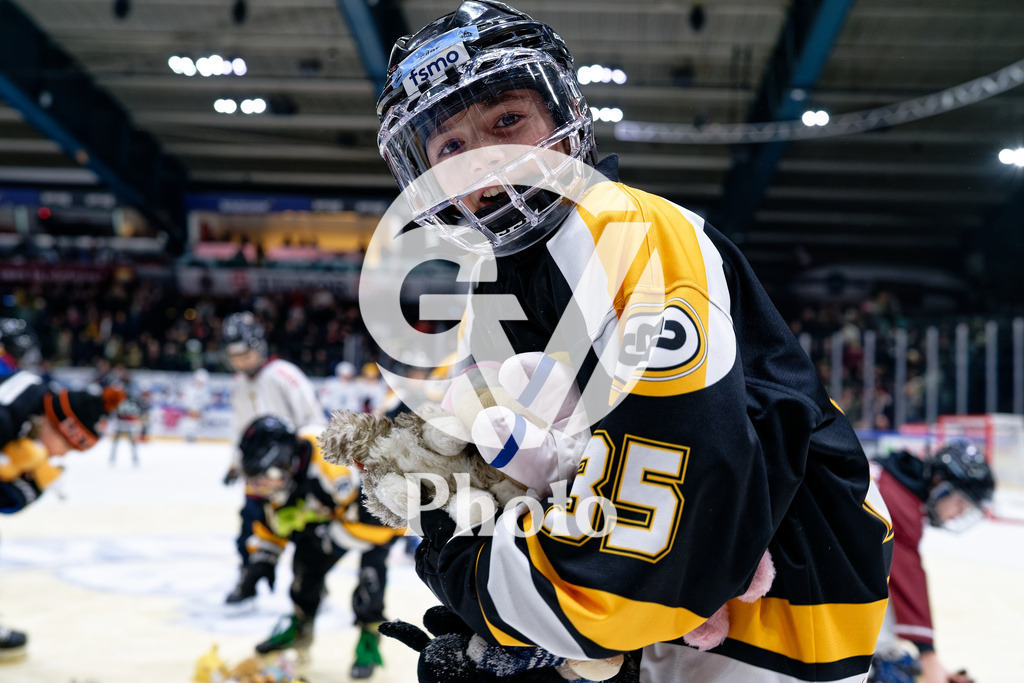National League - Geneve-Servette HC v EV Zug | Children collects stuffed animals for Operation Stuffed Animals during the National League match between Geneve-Servette HC and EV Zug at Les Vernets in Geneva, Switzerland