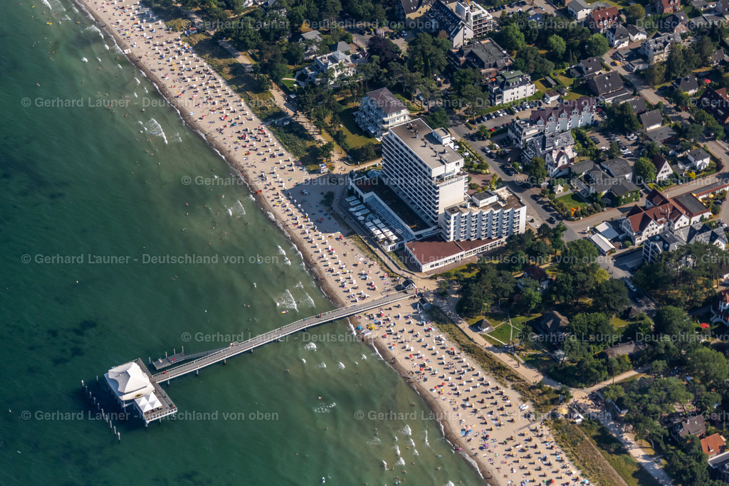 4038184 | TIMMENDORFER STRAND 07.08.2020 Laufflächen und Konstruktion der Seebrücke über der Wasseroberfläche mit japanischem Teehaus in Timmendorfer Strand im Bundesland Schleswig-Holstein, Deutschland. Weiterführende Informationen bei: Timmendorfer Strand Niendorf Tourismus GmbH. // Running surfaces and construction of the pier over the water surface . in Timmendorfer Strand in the state Schleswig-Holstein, Germany. Further information at: Timmendorfer Strand Niendorf Tourismus GmbH. Foto: Gerhard Launer