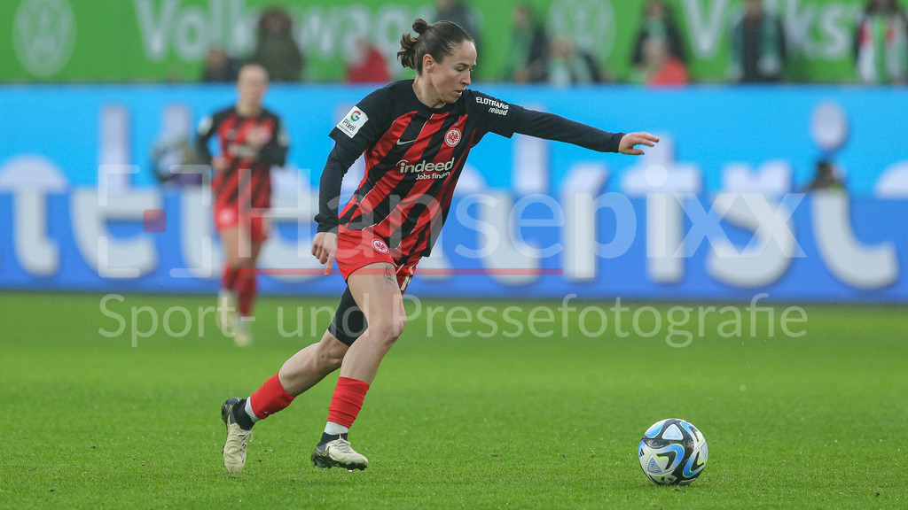 Fussball, Google Pixel Frauen-Bundesliga, VfL Wolfsburg - Eintracht Frankfurt | v.li.: Geraldine Reuteler (Eintracht Frankfurt, 14) am Ball, Einzelbild, Ganzkörper, Aktion, Action, Spielszene, DIE DFB-RICHTLINIEN UNTERSAGEN JEGLICHE NUTZUNG VON FOTOS ALS SEQUENZBILDER UND/ODER VIDEOÄHNLICHE FOTOSTRECKEN. DFB REGULATIONS PROHIBIT ANY USE OF PHOTOGRAPHS AS IMAGE SEQUENCES AND/OR QUASI-VIDEO.