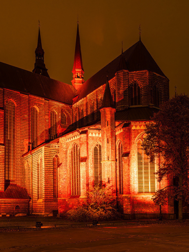 Blick auf die beleuchtete Klosterkirche in Rostock | Blick auf die beleuchtete Klosterkirche in Rostock.