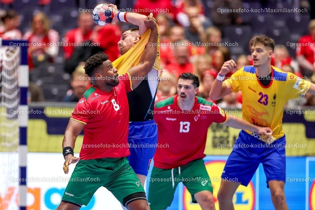 EHF16012601042 | 16.01.2026, Handball, Men's EHF EURO 2026, Portugal - Rumänien, Jyske Bank Boxen in Herning, Dänemark, Preliminary Round:  Victor Manuel Iturriza Alvarez (Portugal #08) im Zweikampf gegen   Radu Cristian Ghita (Romania #13) 
