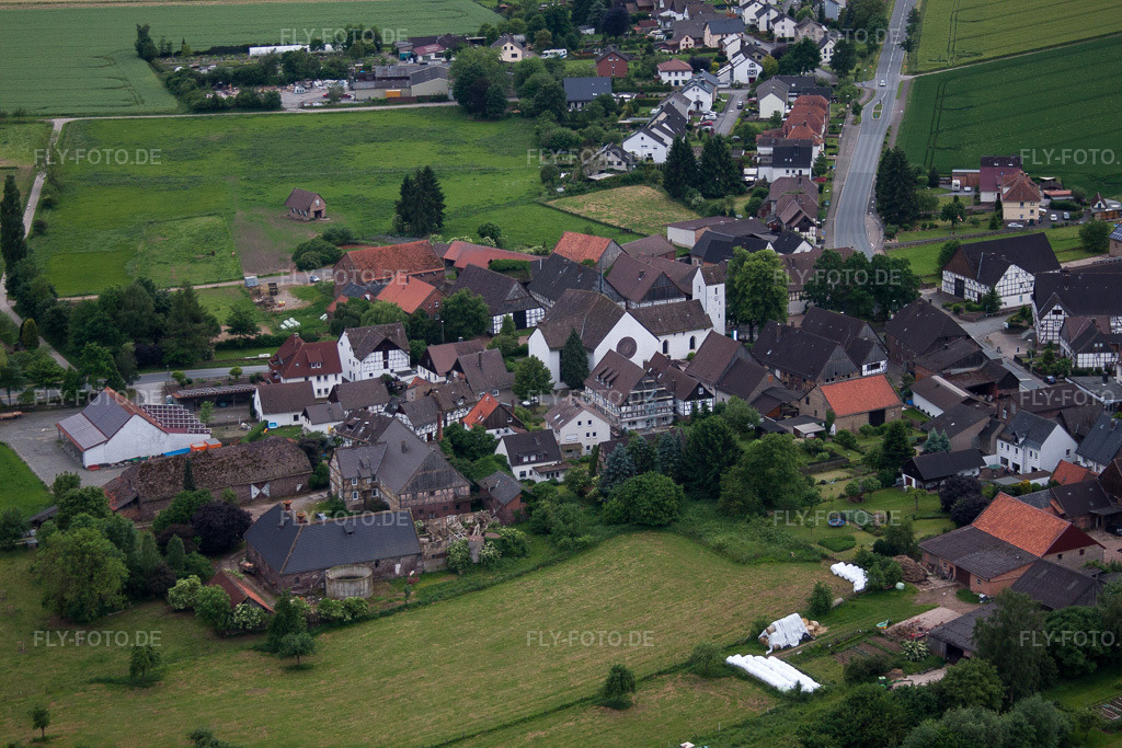 Luftbild: St. Johannes Babtist im Ortsteil Godelheim in Höxter im Bundesland Nordrhein-Westfalen in Deutschland.Foto: IMG_65341.jpg vom 24.05.2014 durch Werner Riehm/FLY-FOTO.deAuflösung des Originals: 4752 x 3168 px
