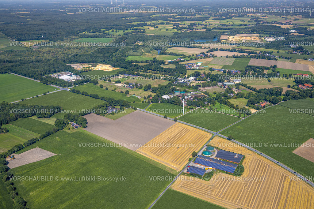 Bottrop250801292Kirchhellen | Luftbild, Landwirtschaftsbetriebe Schulte-Kellinghaus KG Ekampsweg und Betrieb Dinslakener Straße Ecke Grotenweg, hinten Kieswerk an der Weseler Weg an der Kirchheller Heide mit EGoS Bio GmbH, Traktor auf einem Feld mit Feldarbeit, Kirchhellen-Nord-West, Bottrop, Ruhrgebiet, Nordrhein-Westfalen, Deutschland
