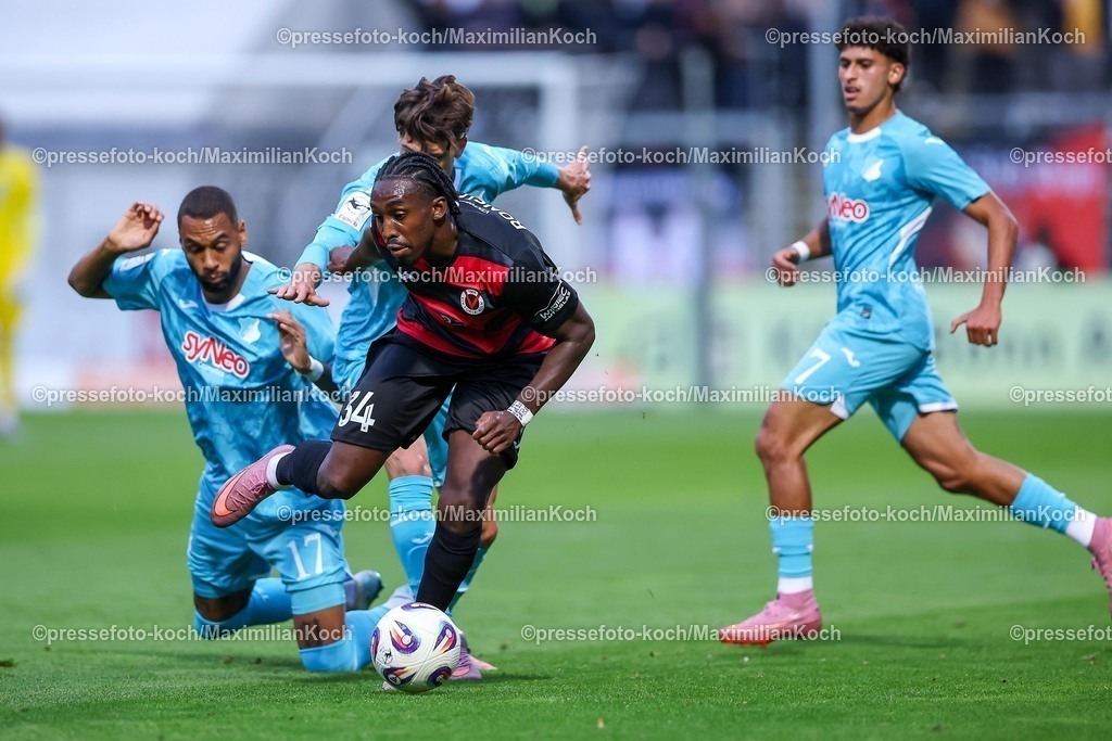 FCVK16092501036 | 16.09.2025, Fußball, FC Viktoria Köln – TSG 1899 Hoffenheim II, 3.Liga, Sportpark Höhenberg, Saison 2025 2026: Frank Ronstadt (Viktoria Koeln # 34) im Zweikampf gegen  Ruben Reisig (Hoffenheim II #17) und Luca Erlein (Hoffenheim II #24) Ayoube Amaimouni-Echghouyab (Hoffenheim II #07) DFB regulations prohibit any use of photographs as image sequences and or quasi-video.