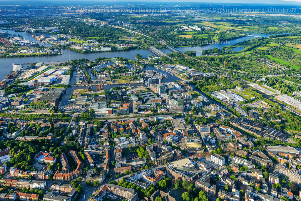 Hamburg_Harburg_ELS_8972040823 | HAMBURG 04.08.2023 Stadtzentrum im Innenstadtbereich am Ufer des Flußverlaufes der Elbe im Ortsteil Harburg in Hamburg, Deutschland. // City center in the downtown area on the banks of river course of the River Elbe in the district Harburg in Hamburg, Germany. Foto: Martin Elsen