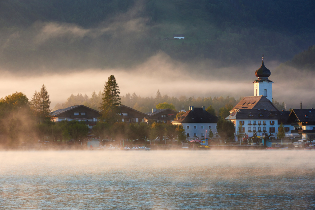 Blick auf die Gemeinde Strobl im Morgenlicht | Strobl, Austria - September 20, 2018: Blick auf die Gemeinde Strobl im Morgenlicht. - Realisiert mit Pictrs.com
