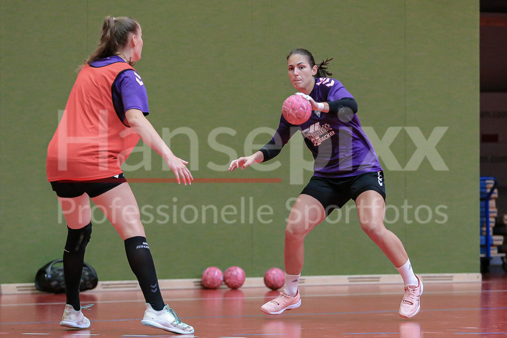 Handball, 2. Bundesliga Frauen, Training SV Werder Bremen | v.li.: Anna Lena Bergmann (SV Werder Bremen, 25) am Ball, Spielszene, Aktion, Action