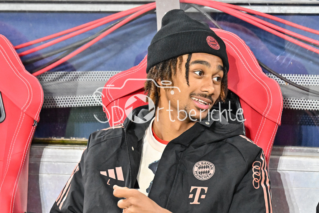 Augsburger Panther - EC VSV | Im Bild Jonah KUSI-ASARE (FC Bayern Muenchen 41) auf der Ersatzband beim Spiel in Salzburg / Testspiel: RB Salzburg - FC Bayern Muenchen, Red Bull Arena am 06.01.2025