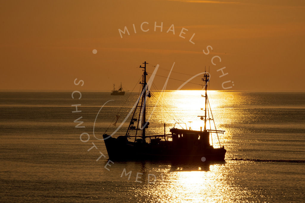 2021-10-08 SPO 54 Grad Sonnenuntergang Kutter - 017 | Krabbenkutter im Sonnenuntergang - Realisiert mit Pictrs.com
