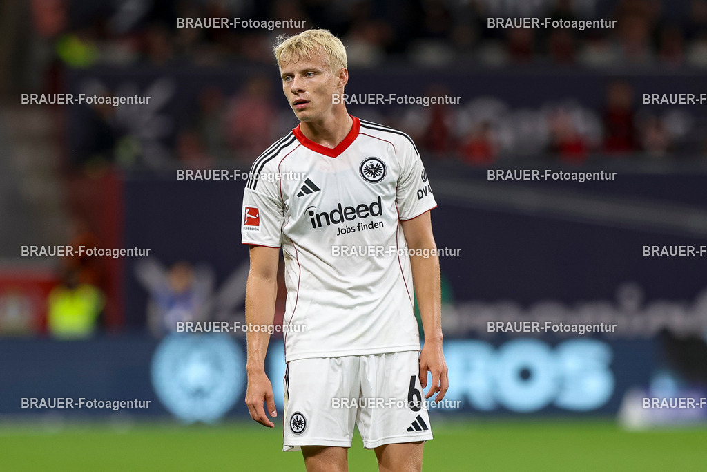 Bayer 04 Leverkusen vs Eintracht Frankfurt - Bundesliga  | Leverkusen, Deutschland, 12.09.25:   Oscar Hojlund (Eintracht Frankfurt) schaut waehrend des Spiels der Bundesliga zwischen  Bayer 04 Leverkusen vs Eintracht Frankfurt in der BayArena(Foto von Brauer-Fotoagentur / Adrian Schlueter)