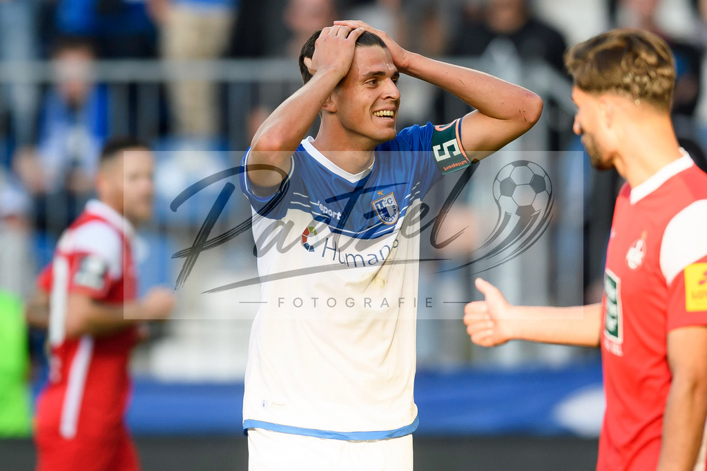 FCMFCK20210904_141 | Fussball, Herren: Tobias Mueller (1. FC Magdeburg) gestikuliert beim Spiel der 3. Liga zwischen 1. FC Magdeburg und 1. FC Kaiserslautern in der MDCC-Arena am 04.09.2021 in Magdeburg, Deutschland.DFB / DFL REGULATIONS PROHIBIT ANY USE OF PHOTOGRAPHS AS IMAGE SEQUENCES AND/OR QUASI-VIDEO. - Realisiert mit Pictrs.com