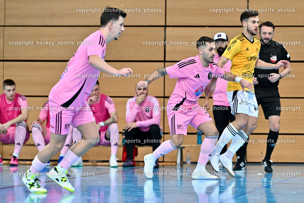 Carinthia Flamengo Futsal Club vs. FC Ljuti Krajisnici | #17 Hasan Kupinic Carinthia Flamengo, #70 Yosifov Svetlozar Angelov Carinthia Flamengo, #8 Saldin Pezic FC Ljuti Krajisnici, Kostacevic Nenad Referee, Carinthia Flamengo Futsal Club vs. FC Ljuti Krajisnici, Carinthia Flamengo Futsal Club vs. FC Ljuti Krajisnici am 05.01.2025 in Klagenfurt (Ballspielhalle Viktring), Austria, (Photo by Bernd Stefan)