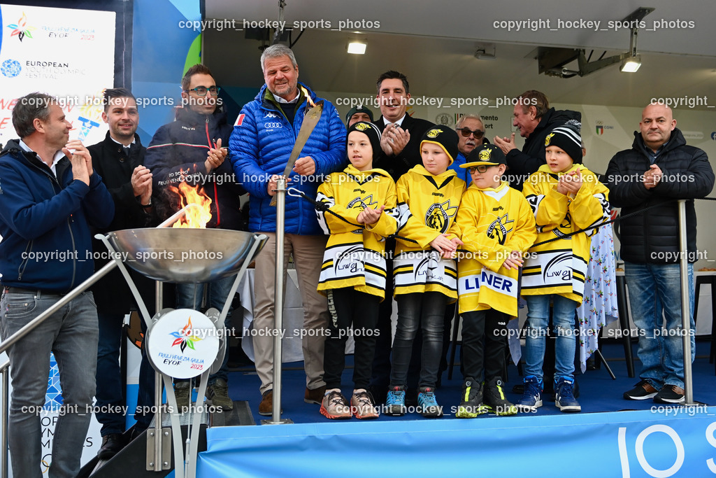 European Youth Olympic Festival EYOF 2023 Pressekonferenz | Gemeinderat Spittal an der Drau Roland Staudacher, Stefano Mazzolini,  Stadtrat Spittal an der Drau Christoph Staudacher, Bürgermeister Spittal an der Drau Gerhard Köfer, Giorgio Brandolin, Gemeinderat Spittal an der Drau Marco Brandner, Jugendspieler EC Hornets Spittal, Olympisches Feuer