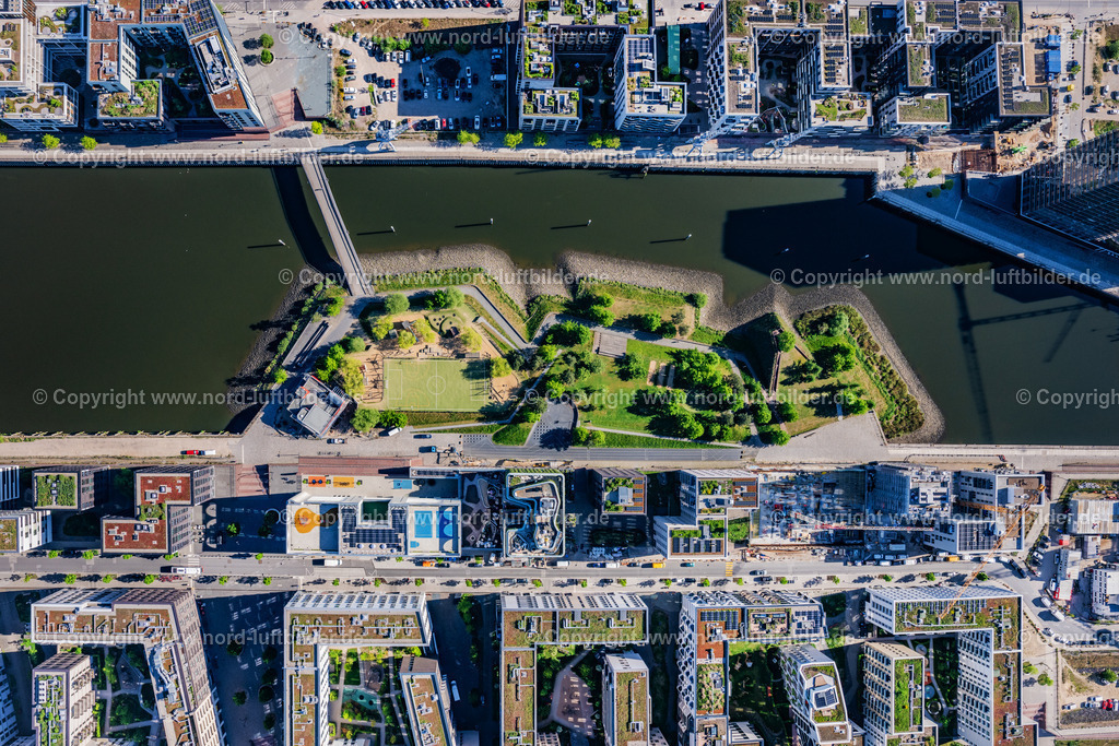 Hamburg_Baakenhafen_Baakenpark_Senkrechtaufnahme_ELS_2705090525 | HAMBURG 09.05.2025 Senkrecht- Luftbild aus der Satelliten- Perspektive vom Parkanlage des Baakenpark am Neubaugebiet am Petersenkai entlang der Baakenallee im Ortsteil HafenCity in Hamburg, Deutschland. Weiterführende Informationen bei: AUG. PRIEN Bauunternehmung (GmbH & Co. KG),  BVE Bauverein der Elbgemeinden eG,  Baugenossenschaft Hamburger Wohnen eG,  HafenCity Hamburg GmbH,  Johann Daniel Lawaetz-Stiftung,  Richard Ditting GmbH & Co. KG,  bof architekten,  florian krieger - architektur und städtebau gmbh. // Vertical aerial view from the satellite perspective of the park of the Baakenpark in the new building area on Petersenkai along the Baakenallee in the district HafenCity in Hamburg, Germany. Further information at: AUG. PRIEN Bauunternehmung (GmbH & Co. KG),  BVE Bauverein der Elbgemeinden eG,  Baugenossenschaft Hamburger Wohnen eG,  HafenCity Hamburg GmbH,  Johann Daniel Lawaetz-Stiftung,  Richard Ditting GmbH & Co. KG,  bof architekten,  florian krieger - architektur und staedtebau gmbh. Foto: Martin Elsen