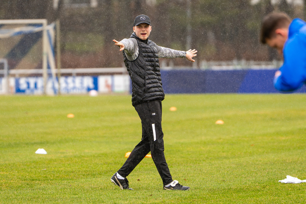Fußball I Herren I Saison 2025-2026 I Regionalliga Nord I 23. Spieltag I TuS Blau-Weiß Lohne - SC Weiche Flensburg 08 I 0015 | Marlon Wichmann (Co-Trainer, TuS BW Lohne) - Realisiert mit Pictrs.com