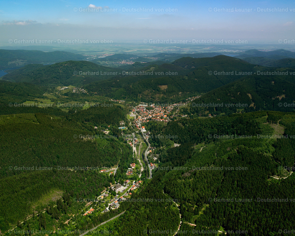 2638647 | LAUTENTHAL 09.06.2006 Wald- Gebiete und Forstflächen umsäumen das Siedlungsgebiet des Dorfes in Lautenthal im Bundesland Niedersachsen, Deutschland // Village - view on the edge of forested areas in Lautenthal in the state Lower Saxony, Germany Foto: Gerhard Launer