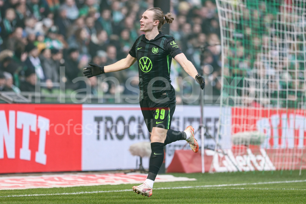 Fussball, Bundesliga, SV Werder Bremen - VfL Wolfsburg | v.li.: Torschütze Patrick Wimmer (VfL Wolfsburg, 39) mit Torjubel, Jubel, jubeln, jubelt, optimistisch, Spielszene, Highlight, Freude über das Tor zum 0:1, DIE DFL-RICHTLINIEN UNTERSAGEN JEGLICHE NUTZUNG VON FOTOS ALS SEQUENZBILDER UND/ODER VIDEOÄHNLICHE FOTOSTRECKEN. DFL REGULATIONS PROHIBIT ANY USE OF PHOTOGRAPHS AS IMAGE SEQUENCES AND/OR QUASI-VIDEO.