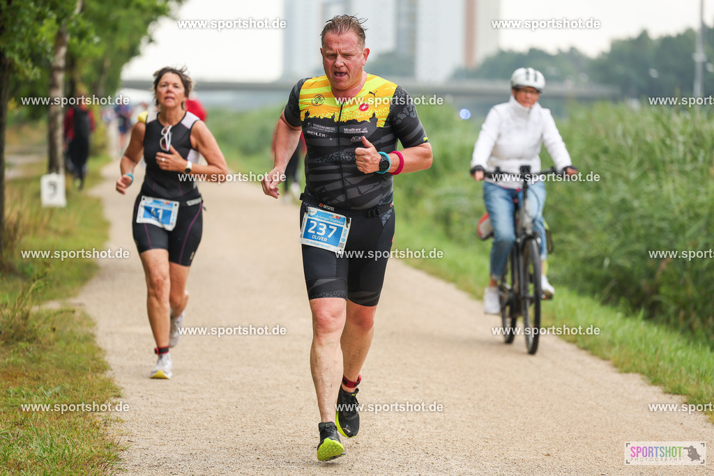 LUR_1959 | 34. M-net Erlanger Triathlon 2025 #erlangertriathlon  #mnettriathlon2025 #mnettriathlon #team #olympischedistanz #mitteldistanz #triathlon #maindonaukanal  #erlangertriathlon2025 #yourpictrs #tv1848 #tv1848erlangen  #triathlonbayern #sportinerlangen #demsportverbunden #sportshot_your_pictrs Copyright: www.sportshot.de