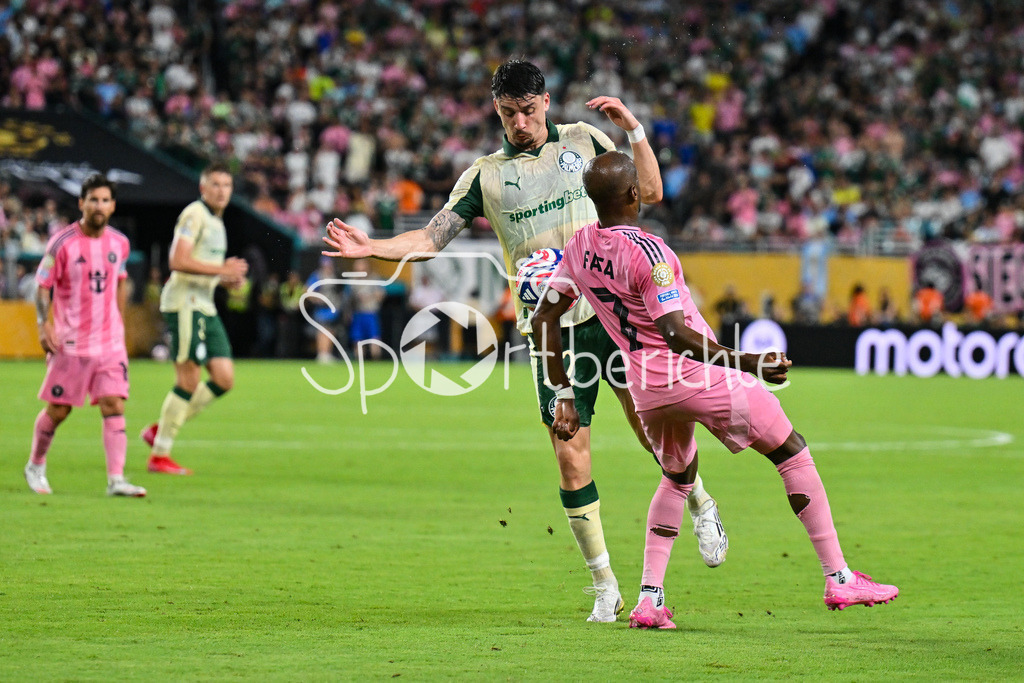 Inter Miami CF - Palmeiras Sao Paulo | Im Duell Fafa PICAULT (Inter Miami 7) und  Joaquin PIQUEREZ (Palmeiras 22) / Zweikampf / FIFA Club World Cup: Inter Miami CF - Palmeiras Sao Paulo, Hard Rock Stadium am 23.06.2025 / NOT FOR SALE IN USA