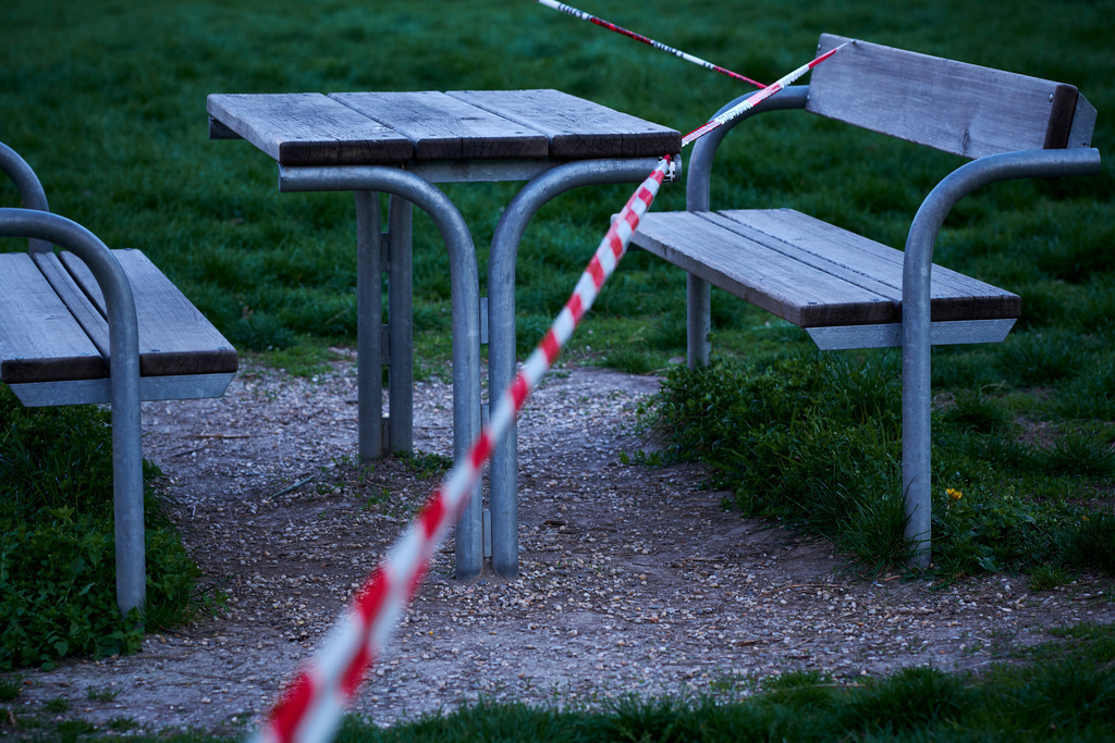 Absperrband über eine Sitzgruppe aus Holz | Wien, Austria - April 01, 2020: Massnahmen zur Einschränkung von COVID-19; Absperrband über eine Sitzgruppe aus Holz. - Realisiert mit Pictrs.com