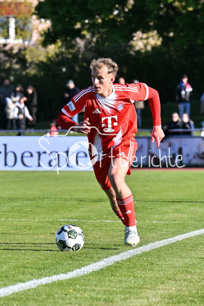 FV Illertissen - FC Bayern Amateure | ILLERTISSEN, GERMANY - 30. APRIL: am Ball Kurt RÜGER (FC Bayern München II 8) während dem Match zwischen dem FV Illertissen den Amateuren des FC Bayern am 32. Spieltag der Regionalliga Bayern im Vöhlin Stadion