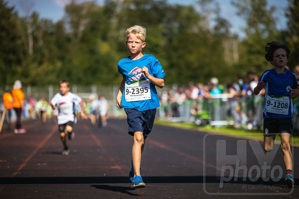 16. Hoywoj-CityLauf im Sportforum Hoyerswerda - 16.09.2023 | 1km VBH-Grundschul-Lauf 2. Klassen - Realisiert mit Pictrs.com