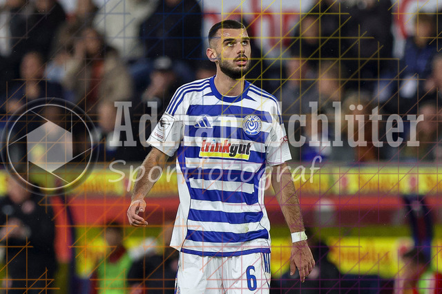 MSV Duisburg vs Rot-Weiss Essen - 3. Liga | Duisburg, Deutschland, 26.10.25:   Rasim Bulic (MSV Duisburg) schaut waehrend des Spiels der 3. Liga MSV Duisburg vs Rot-Weiss Essen in der schauinsland-reisen-arena(Foto von Brauer-Fotoagentur / Adrian Schlueter)