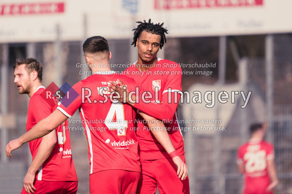 RS-1-030438 | Irichad Behrens (#21, Havelse) klopft Besfort Leutrim Kolgeci (#4, Havelse) nach dem 1:0 Führungs-Elfmeter auf die Schulter