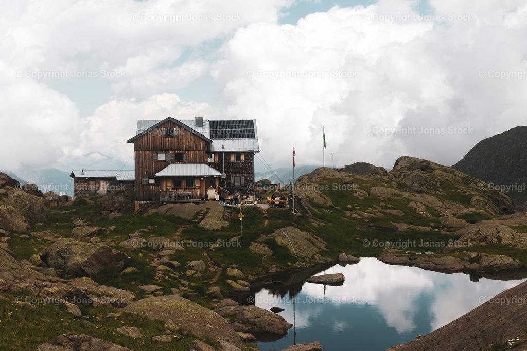 The Hut and the Lake | The Bremer Hut and the adjacent lake in the Stubai Alps. - Realisiert mit Pictrs.com