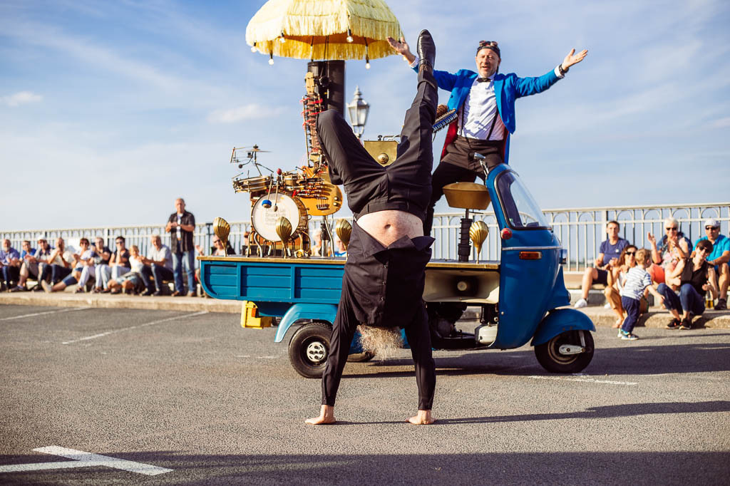 Universal Druckluft Orchester | Das Universal Druckluft Orchester mit Peter Till am Forte Belvedere Leisnig zum Festival Hallo Leisnig 2022. - Realisiert mit Pictrs.com