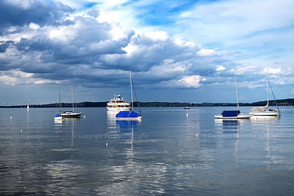 Segelboote und Linienschiff | Der Ammersee mit Fähren und Segelbooten in Deutschland, Bayern. - Realisiert mit Pictrs.com
