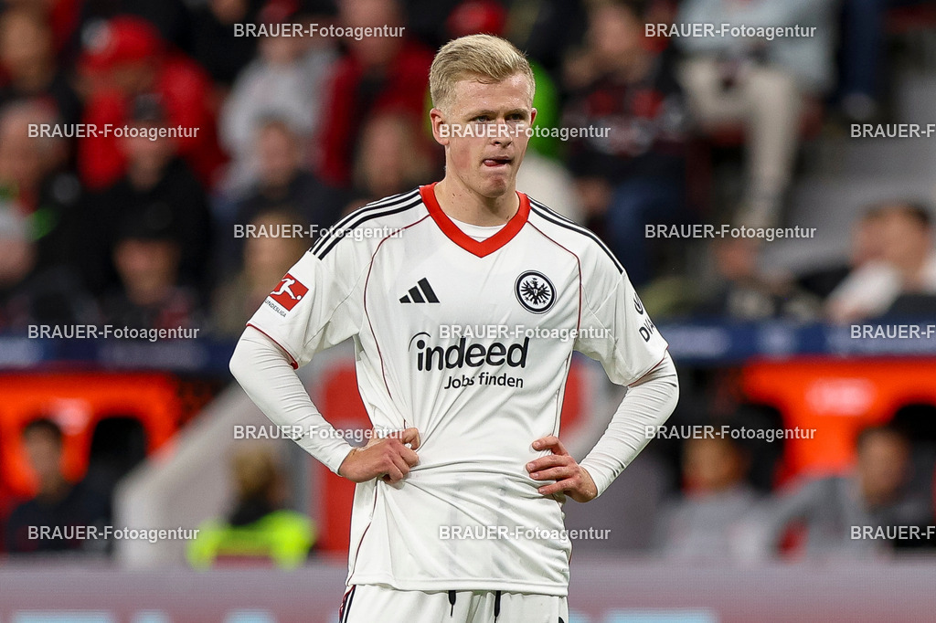 Bayer 04 Leverkusen vs Eintracht Frankfurt - Bundesliga  | Leverkusen, Deutschland, 12.09.25:   Jonathan Michael Burkardt (Eintracht Frankfurt) schaut waehrend des Spiels der Bundesliga zwischen  Bayer 04 Leverkusen vs Eintracht Frankfurt in der BayArena(Foto von Brauer-Fotoagentur / Adrian Schlueter)