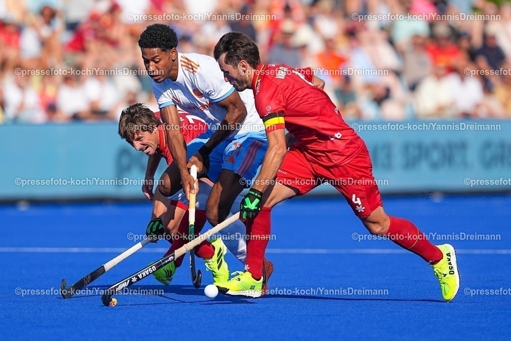 xydrx10082504018 | 10.08.2025, xydrx, Herren EuroHockey Championship 2025, Gruppenphase, Gruppe A, Belgien - Niederlande, Sparkassenpark Mönchengladbach: Arthur van Doren (BEL #4) und Antoine Kina (BEL #24) im Zweikampf gegen Terrance Pieters (NED #11)