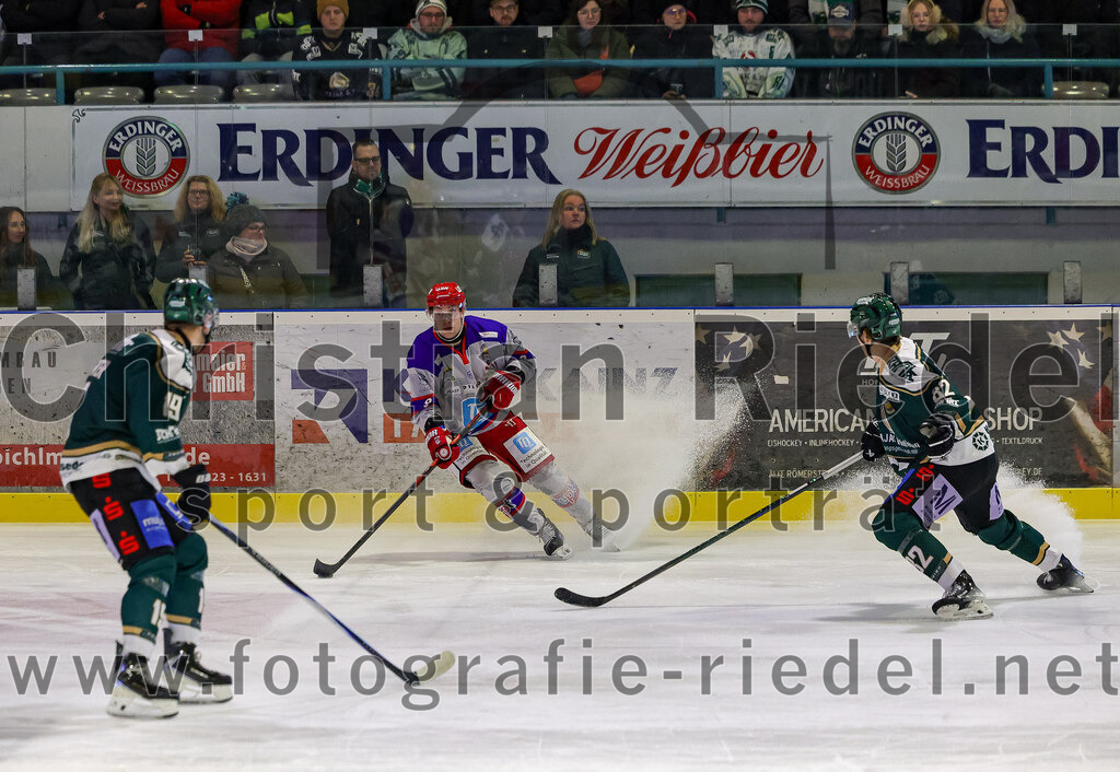 2025-11-30_069_TSV_Erding_gegen_EC_Peiting | Erding, Deutschland, 30.11.2025:Eishockey, Oberliga Süd 2025 / 2026, 22. Spieltag, TSV Erding gegen EC Peiting, Endergebnis: 5:1Dennis Henter (Erding Gladiators, #19), Justin Maylan (EC Peiting, #9), Moritz Köttstorfer (Erding Gladiators, #82)Foto: Christian Riedel / fotografie-riedel.net
