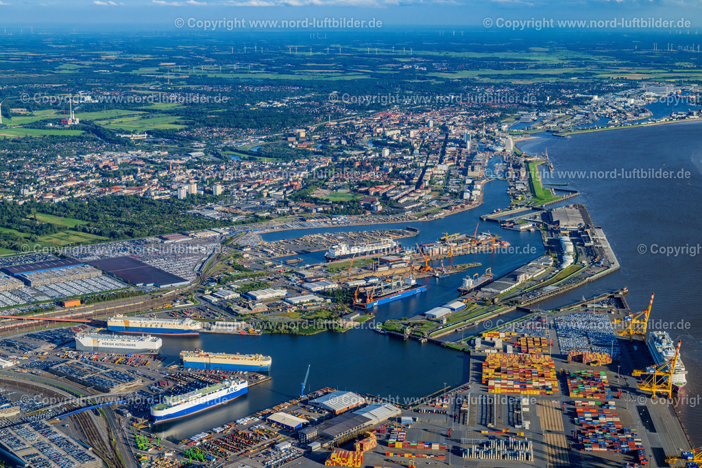 Bremerhaven_Hafen_ELS_9839160823 | BREMERHAVEN 16.08.2023 Containerterminal im Containerhafen des Überseehafen Am Nordhafen in Bremerhaven im Bundesland Bremen. Weiterführende Informationen bei: EUROGATE GmbH & Co. KGaA, KG. // Container Terminal in the port of the international port Am Nordhafen in Bremerhaven in the state Bremen. Further information at: EUROGATE GmbH & Co. KGaA, KG. Foto: Martin Elsen