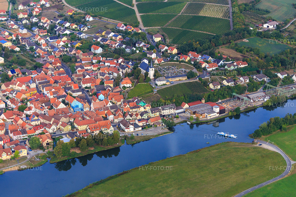 Luftbild: Friedhof und Kirche St. Johannes der Täufer über der Mainfähre Wipfeld in Wipfeld im Bundesland Bayern in Deutschland. – Foto: IMG_111299.jpg vom 09.09.2018 durch Werner Riehm/FLY-FOTO.de – Auflösung des Originals: 5472 x 3648 px – Gemeinde Wipfeld: Fähre
