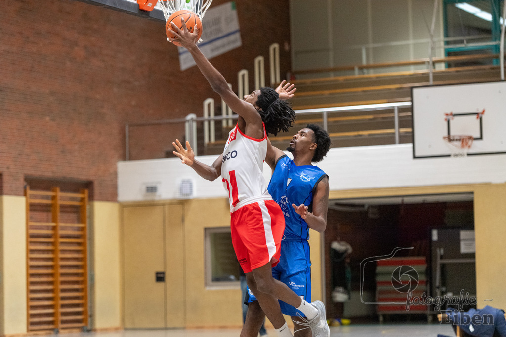 TSG Westerstede-Fortuna Logabirum | Basketball 2. Regionalliga; TSG Westerstede 2 (weiß)- Fortuna Logabirum (blau) am 12.12.2025 in Westerstede (Hössensportzentrum), Photo: Philip Eiben 2025 - Realisiert mit Pictrs.com