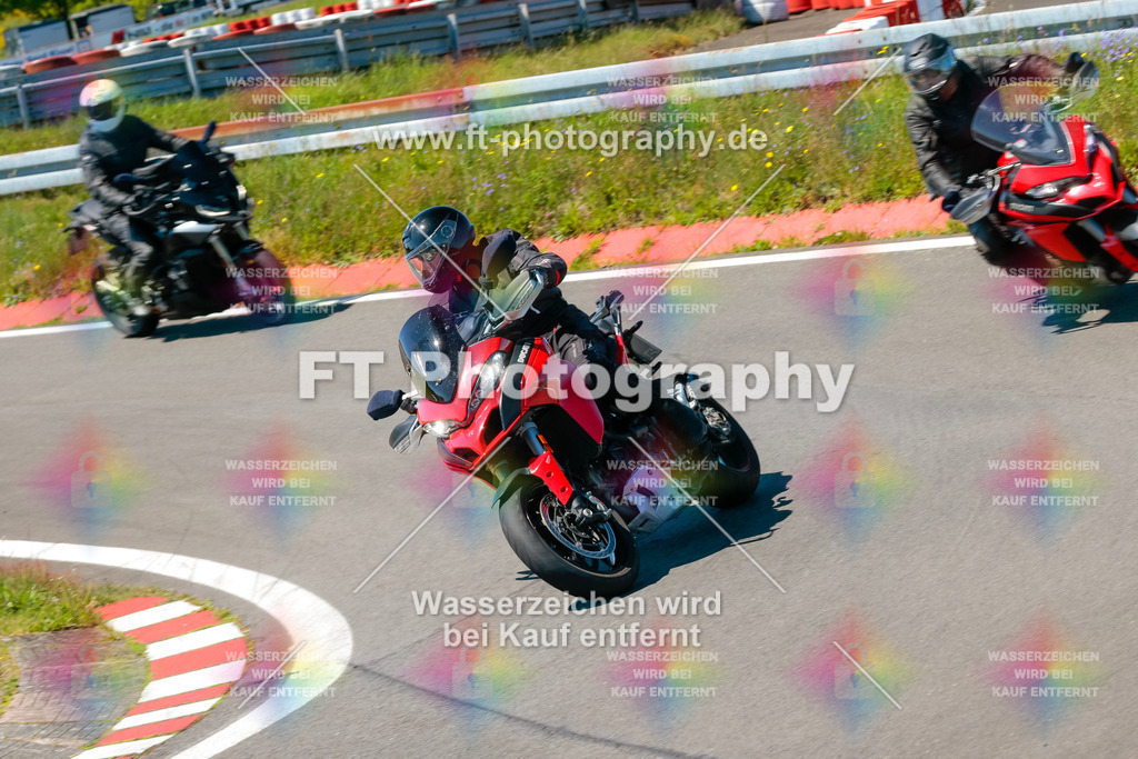 Moto-TeamOBK-22146 | Hier findet Ihr Bilder von Touristenfahrten auf der Nürburgring Nordschleife oder von anderen Veranstaltungen die ich besucht habe. Viel Spass beim Durch Schauen 