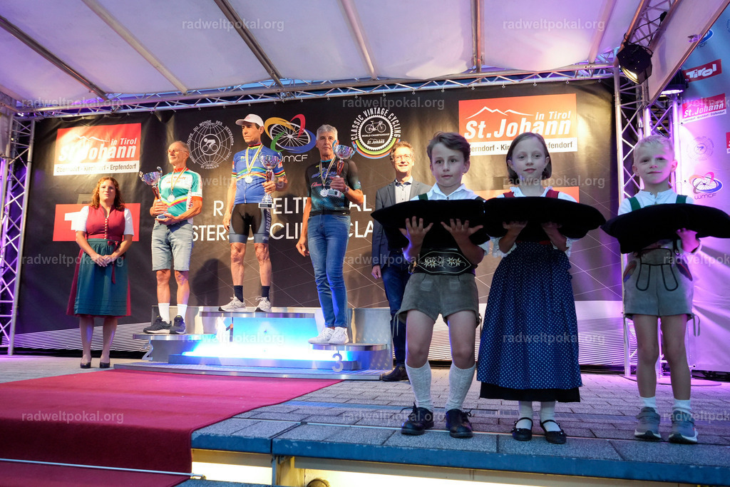 1281_20230817_Bewerb_Maenner_Muehlanger | AUT - OESTERREICH, 2023-08-16: SPORT RENNRAD-FAHREN - 55. INTERNATIONALER RADWELTPOKAL IN ST. JOHANN IN TIROL  - Vintage-Radrennen mit WM-Bronze-Medaillen-Siegerin Christina Schweinberger, den Teilnehmer und Alexander Baumann (vom Orginastions-Team) - TAG 2 BEWERB MAENNER IN SECHS GRUPPEN  ; Foto: Roland Muehlanger