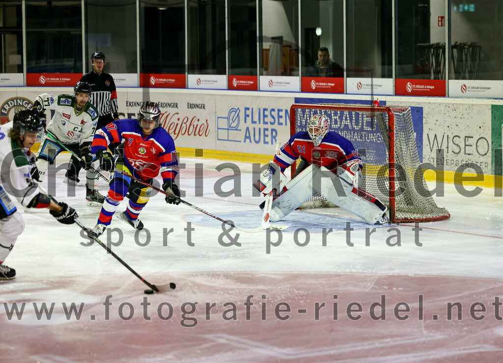 2022-09-09_038_TSV_Erding_gegen_Deggendorfer_SC | Erding, Deutschland, 09.09.2022:
Eishockey, Bayernliga 2022 / 2023, Testspiel, TSV Erding gegen Deggendorfer SC, Endergebnis: 2:5

Ryan Murphy (Erding Gladiators, #51), Julian-Maximilian Elsberger (Deggendorfer SC, #17), Torwart Timo Pielmeier (Deggendorfer SC, #51)

Foto: Christian Riedel / fotografie-riedel.net